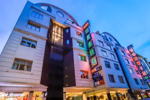 een groep gebouwen met neonreclames erop bij Hotel Grand Godwin - Free Airport Pick-Up in New Delhi