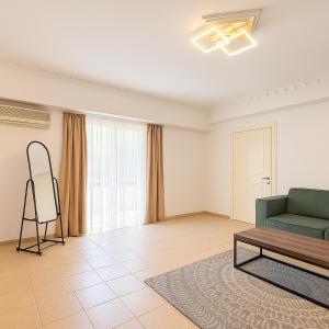 アテネにあるAddress Haidariの緑のソファとテーブルのあるリビングルーム