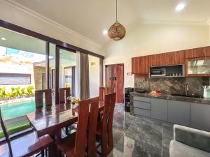 a kitchen and dining room with a table and chairs at Villa Araya in Nusa Dua