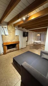 ein Wohnzimmer mit Couch und Kamin in der Unterkunft Cabañas Los Cipreses- Pellín in San Martín de los Andes + 29 Fotos