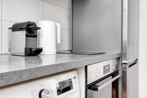 una cocina con una encimera con un aparato en Suite Chapu - Cocon au cœur du 16e arrondissement, en París 7 fotos más