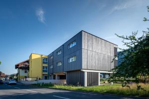 Un edificio nero sul lato di una strada di Hotel Gasthof Zum Schwanen a Reutte