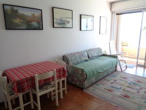 ヴェンティミリアにあるappartamento sul mare Massassoのリビングルーム(ソファ、テーブル付)