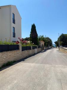 una calle vacía frente a un edificio en Villa Jalan, en Vrsi