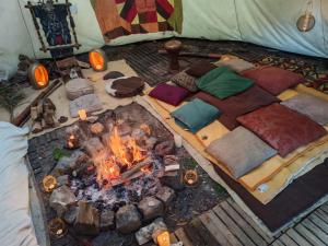 Φωτογραφία από το άλμπουμ του Rising Sun tipi met vuur in de natuur σε Nederweert-Eind