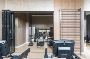 a gym with chairs and equipment in a room at Otima localizacao metro Sacoma Aeroporto Congonhas Av Paulista Great location 80m subway near Av Paulista and Congonhas Airport Smart TV 50 free channels 600gb WiFi Pool Gym in Sao Paulo