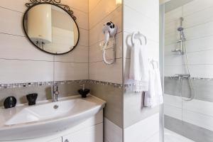 ein Badezimmer mit Waschbecken und Spiegel in der Unterkunft Center Apartment Tina in Pula + 11 Fotos