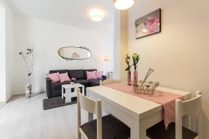 ein Wohnzimmer mit Tisch und Couch in der Unterkunft Center Apartment Tina in Pula