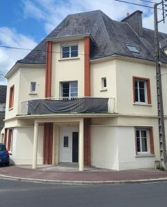 Appartement rez-de-chaussée في كارينتان: بيت أبيض بسقف رمادي على شارع