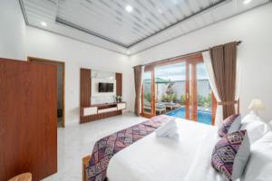 a bedroom with a bed and a view of the ocean at Anta Villa Lembongan in Nusa Lembongan +6 photos