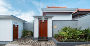 a small house with a red door on a building at Anta Villa Lembongan in Nusa Lembongan