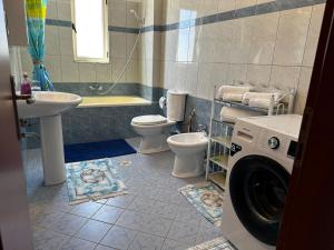 Koupelna v ubytování Kristi Apartment + 17 fotografií