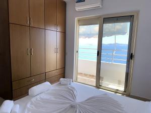 Postel nebo postele na pokoji v ubytování Kristi Apartment