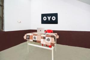 einen Tisch mit einem Laptop darüber in der Unterkunft Hotel O Siddhi Vinayak Farms in Hāthras