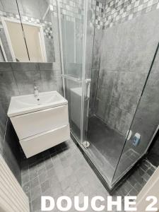 Ένα μπάνιο στο 5 Chambres 3 Sdb Parking Gratuit - Idéal Groupe +23 φωτογραφίες