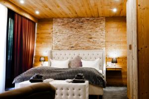 Postel nebo postele na pokoji v ubytování Wolfstein - Le Boutique Hotel