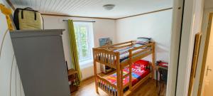 Piccola camera con letto a castello e finestra. di Appartement Entier a La Tour-sur-Orb