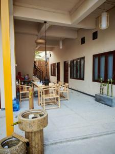 a patio of a house with a table and chairs at 耕读园公寓ອາພາດເມັ້ນໃຫ້ເຊົ່າ ເກິ່ງດູຢວນ in Ban That-Louang