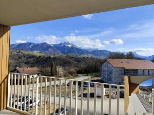 un balcone con vista sulle montagne di Lac et Monts-Vue Montagne-Lac a Charvonnex