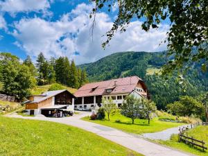 Φυσικό τοπίο κοντά σε οργανωμένο κάμπινγκ