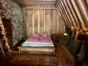 Ένα ή περισσότερα κρεβάτια σε δωμάτιο στο Heubett in Bauernscheune - Schlafen im Bergheu