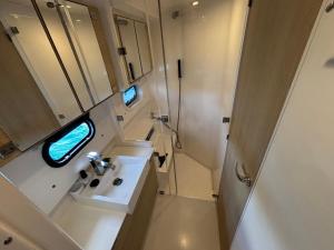 vista sul soffitto di un bagno con lavandino di CATAMARAN ZEPHYR EXPERIENCE EXCLUSIVE Navigation, diner, nuit, petit-déjeuner inclus a Anse des Flamands