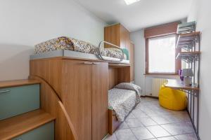 a small room with a bunk bed and a desk at La Casa di Nadia in Bussolengo