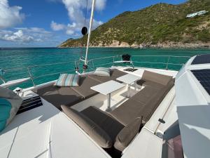 una barca con tavolo e sedie sull'acqua di CATAMARAN ZEPHYR EXPERIENCE EXCLUSIVE Navigation, diner, nuit, petit-déjeuner inclus a Anse des Flamands