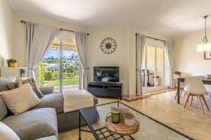 TV a/nebo společenská místnost v ubytování Spacious 3 BED Home in La Quinta Golf- Marbella