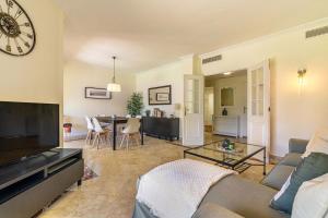 TV a/nebo společenská místnost v ubytování Spacious 3 BED Home in La Quinta Golf- Marbella