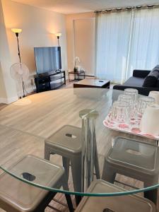 Posezení v ubytování Cozy 1 Bedroom Condo with Parking