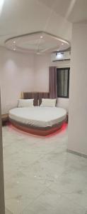 a bedroom with a large bed in a room at Hotel Avanue Villa in Dabhoi