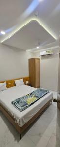 a bedroom with a bed in a room at Hotel Avanue Villa in Dabhoi