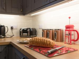 eine Küchentheke mit einem Laib Brot auf einem Handtuch in der Unterkunft Kingfisher Cottage in Wainfleet All Saints + 8 Fotos