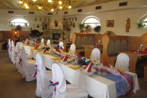 Um restaurante ou outro lugar para comer em Hotel Zámeček