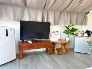 a television on a wooden table with a table sidx sidx sidx at ฮักดอยคาเฟ่ แคมป์&โฮมสเตย์ in Ban Chiang Dom Mai