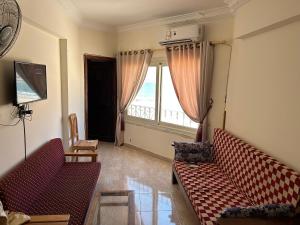 TV a/nebo společenská místnost v ubytování شقه مكيفه صف أول شاطئ الفيروز