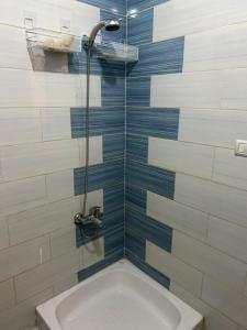 Koupelna v ubytování شقه مكيفه صف أول شاطئ الفيروز + 15 fotografií