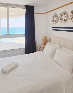 Una cama o camas en una habitación de GO to apartments in Leonardo