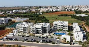 una vista aerea di una città con edifici bianchi di Too Coool Apartment Mythical Seas 5 a Paralimni