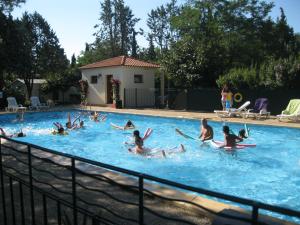 Bazén v ubytování Camping Le Rebau nebo v jeho okolí