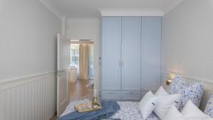 1 dormitorio con paredes blancas y 1 cama con almohadas en LAKEVIEW Prestige Apartments, en Kal 30 fotos más