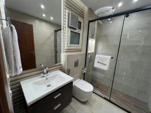 Ένα μπάνιο στο 2BDR -The Square Compound New Cairo - By Kemetland