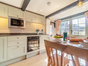 Køkken eller tekøkken på Rose Cottage - Ukc4238