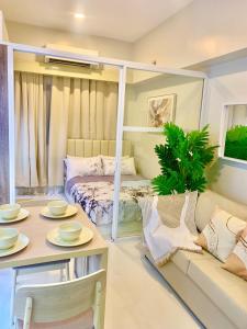ein Wohnzimmer mit Sofa und Tisch in der Unterkunft Primeworld District Condoresort 15mins2airport in Mactan Island