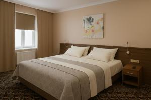 a bedroom with a large bed with white pillows at Hotel zum Weissen Ochsen in Aalen