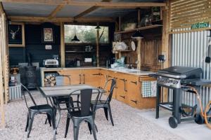 Η κουζίνα ή μικρή κουζίνα στο Shepherds Hut