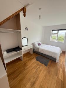 Postel nebo postele na pokoji v ubytování Private Room in Skellig Apartment