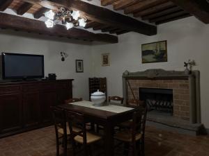 TV a/nebo společenská místnost v ubytování Borgo Chiantina