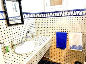 Un baño de Beachfront Family House With Ocean View at Imi ouadar 10mn from Taghazout 36 fotos más